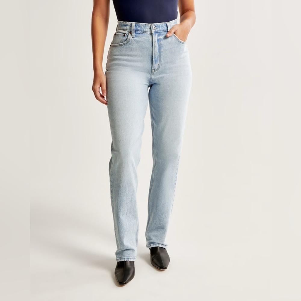 NWOT. Abercrombie Curve Love Ultra High Rise 90s Straight Jean, size 30 long
